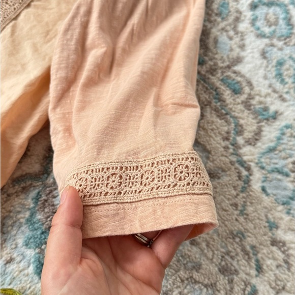 LOGO Lavish Woven Button Front Top with Lace Trim beautiful cream color size M - Picture 7 of 8